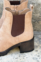 Bottines à talons en suédine beige esprit Chelsea avec détail élastique