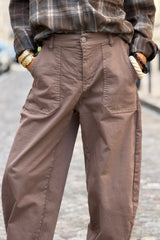 Pantalon stretch marron taupe coupe barrel grandes poches