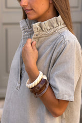 Robe en jean beige grège col victorien montant à boutons-pression