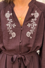Robe fluide marron avec broderie fleurs et petits boutons