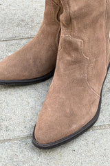 Santiags en cuir taupe avec détails brodés, talons et zip