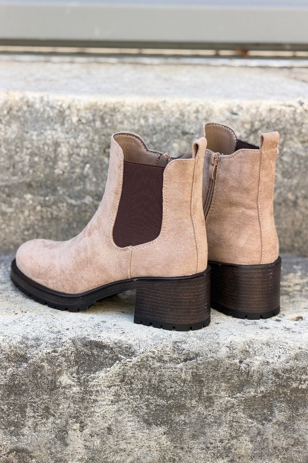 Bottines à talons en suédine beige esprit Chelsea avec détail élastique