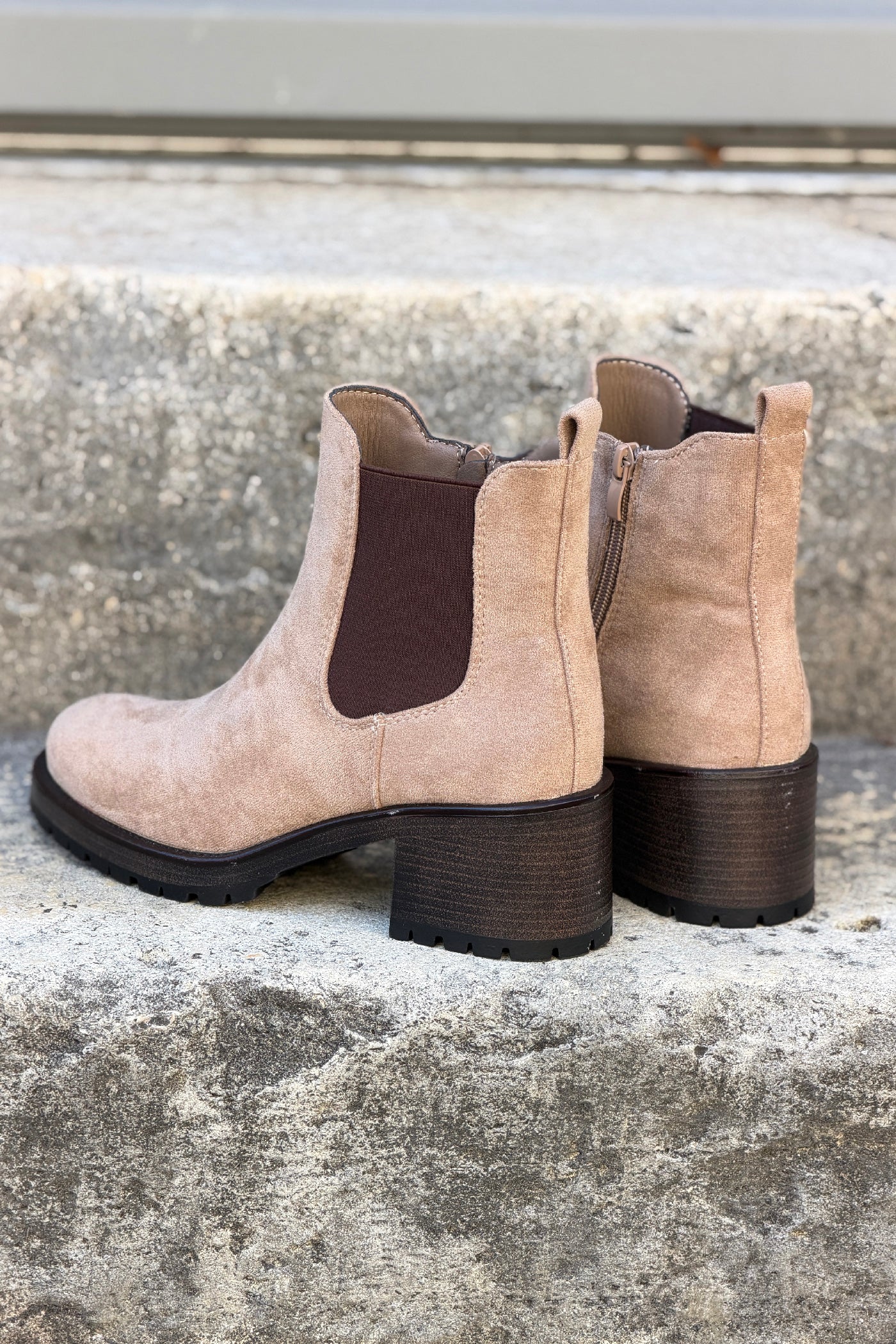 Bottines à talons en suédine beige esprit Chelsea avec détail élastique