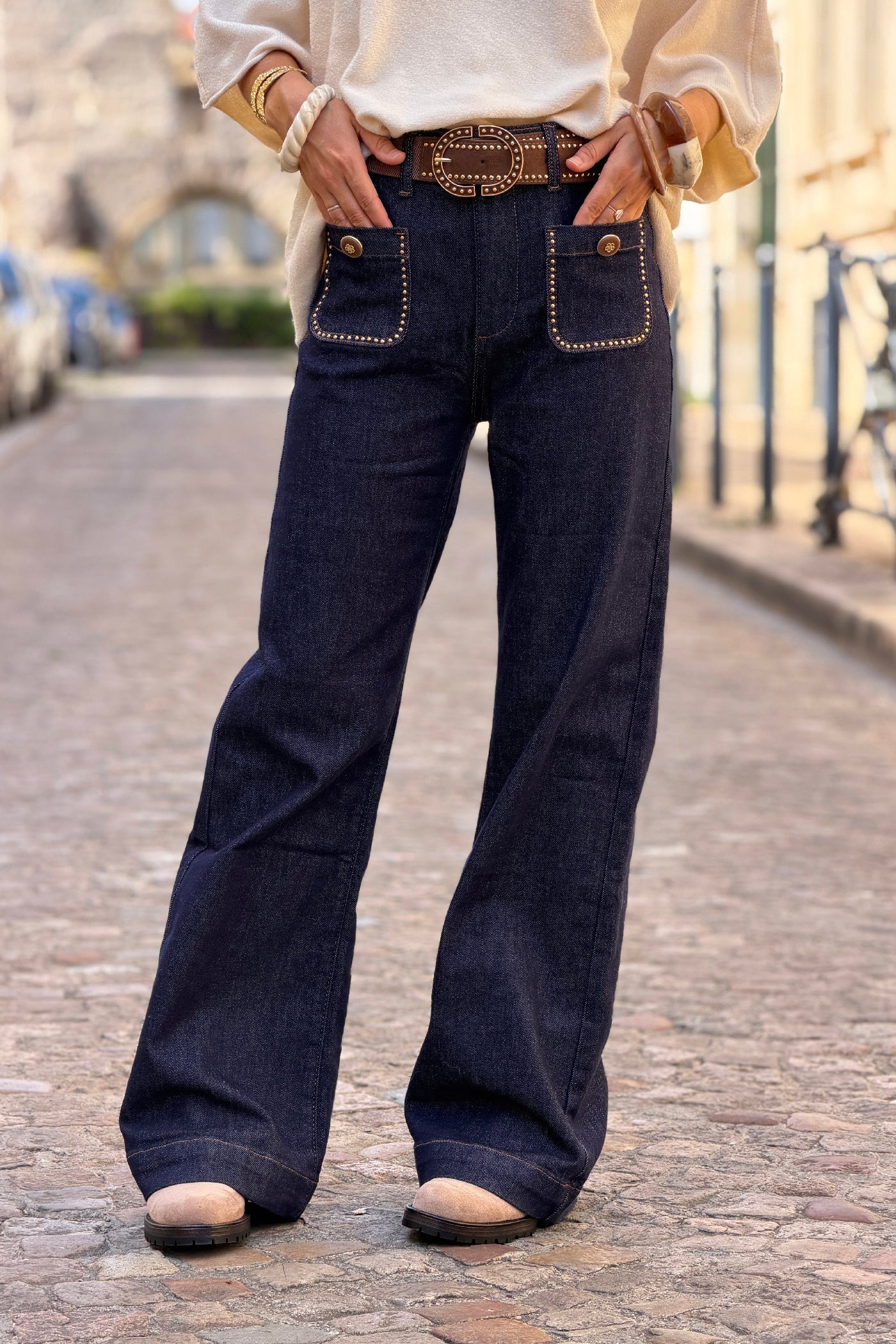 Jean brut wide leg poches plaquées détails clous avec ceinture velours