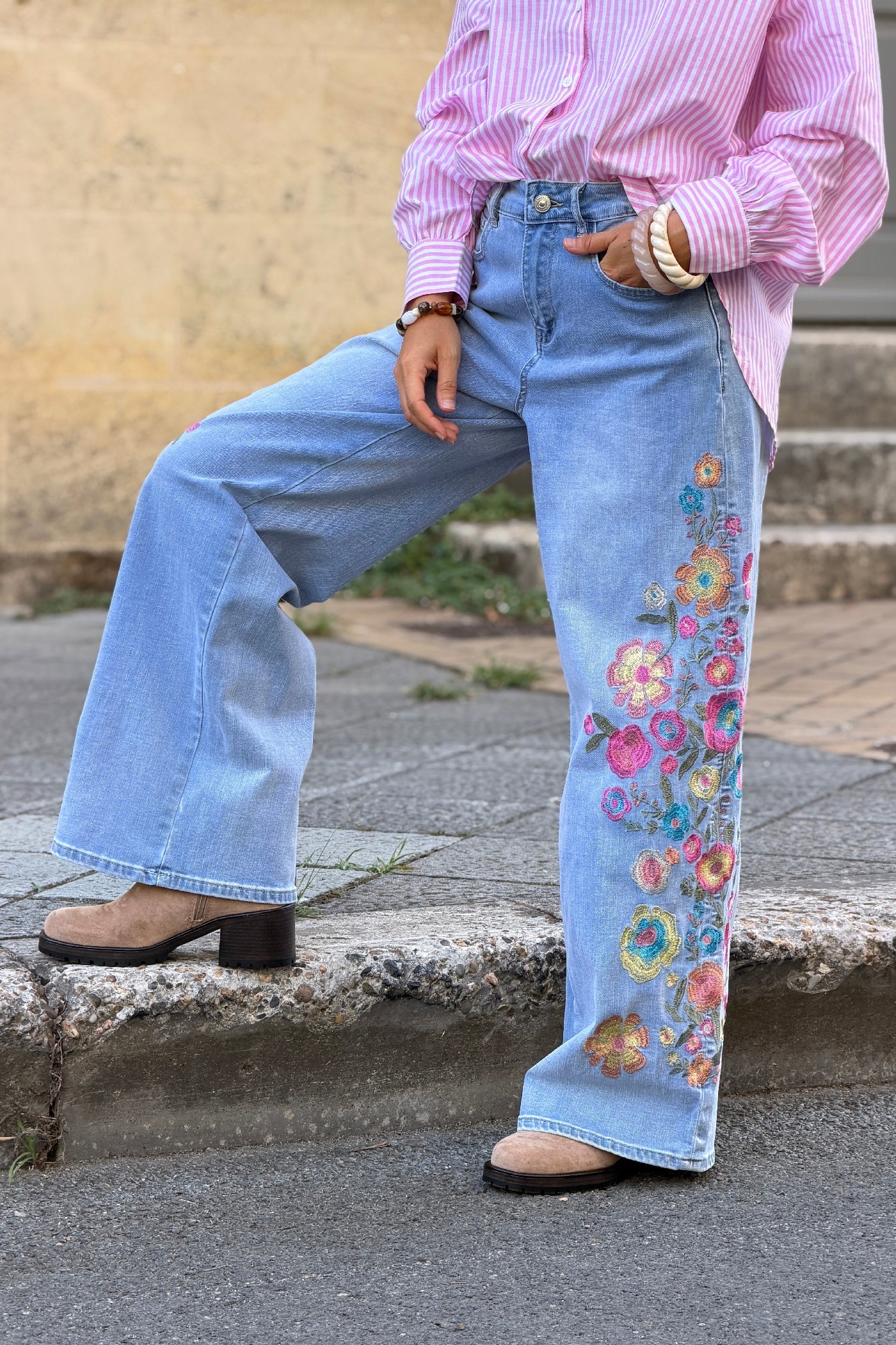 Jean délavé large broderie fleurs colorées taille haute