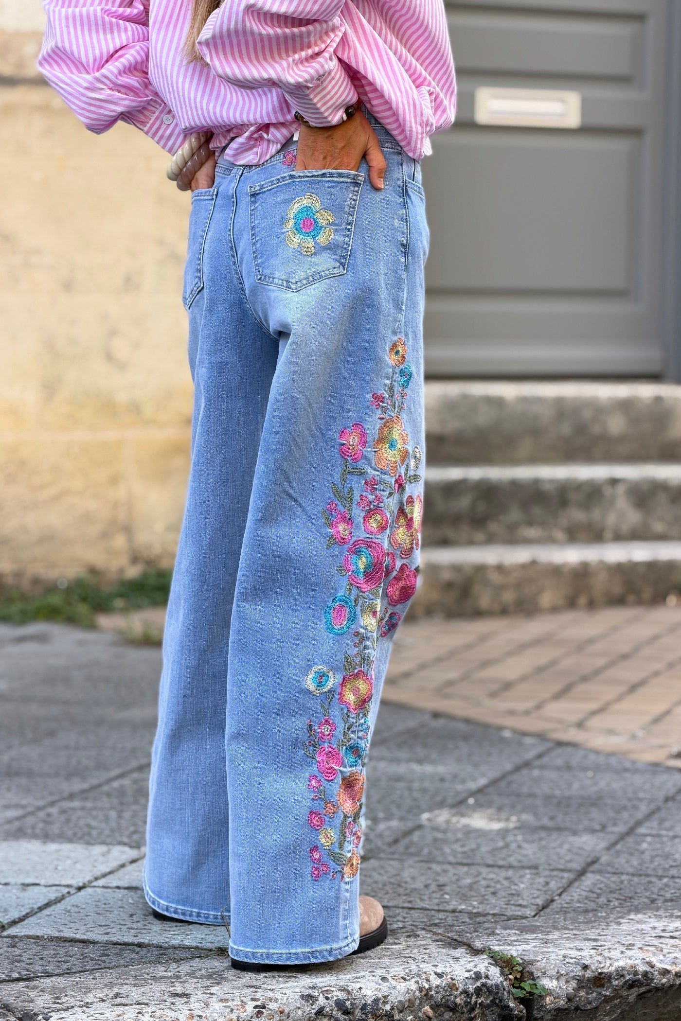 Jean délavé large broderie fleurs colorées taille haute