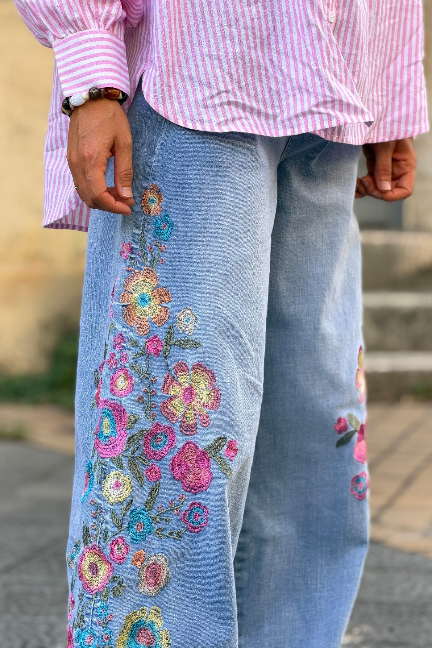 Jean délavé large broderie fleurs colorées taille haute