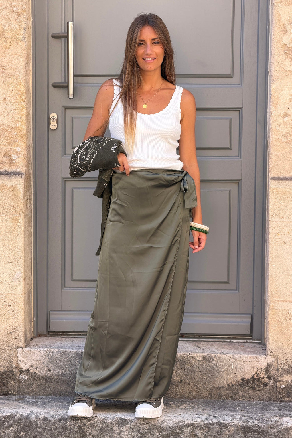 Jupe longue kaki fluide effet satiné coupe porte-feuille
