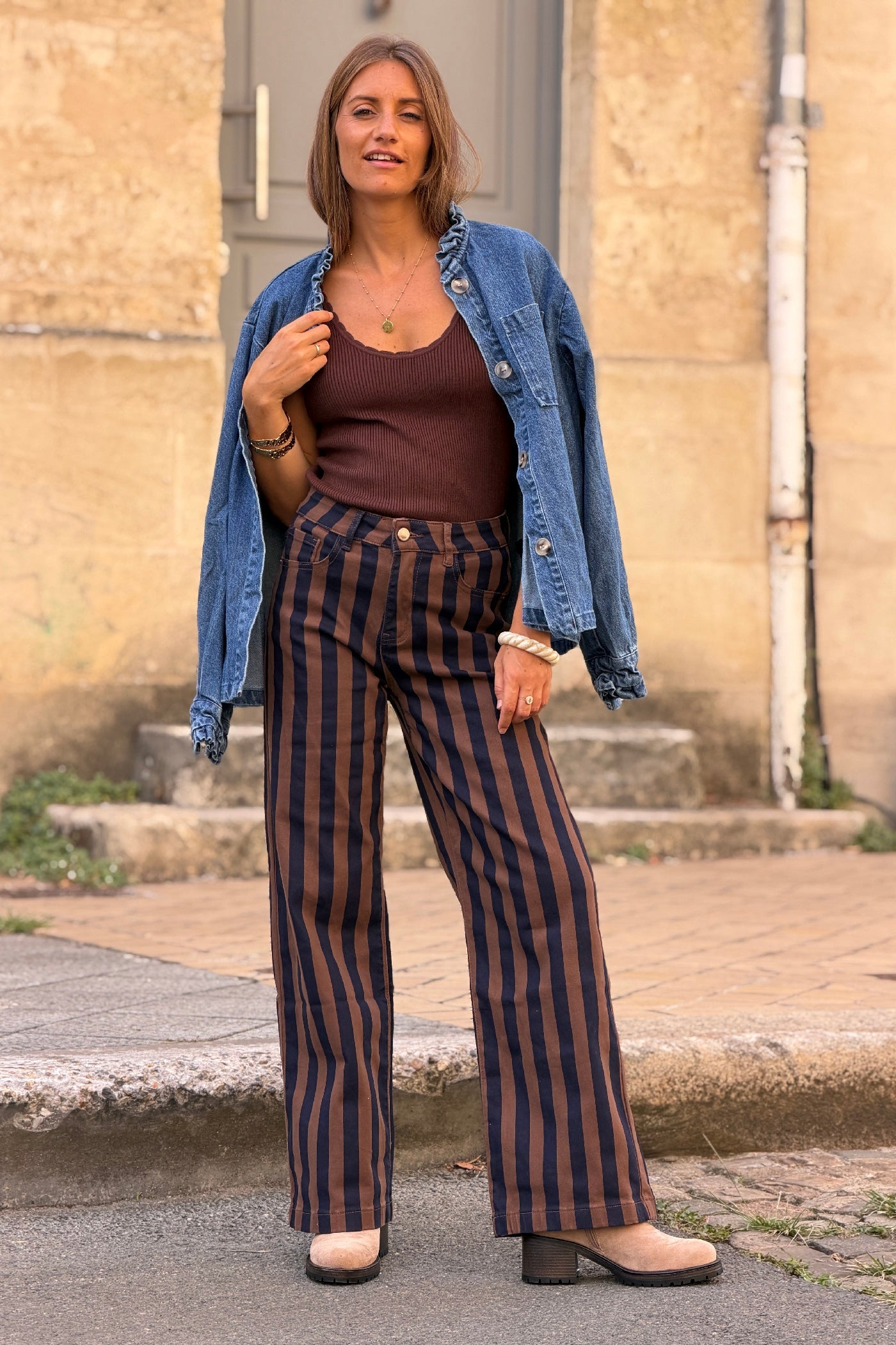 Pantalon jean rayures verticales marron et bleu marine wide leg
