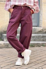 Pantalon stretch aubergine coupe barrel grandes poches
