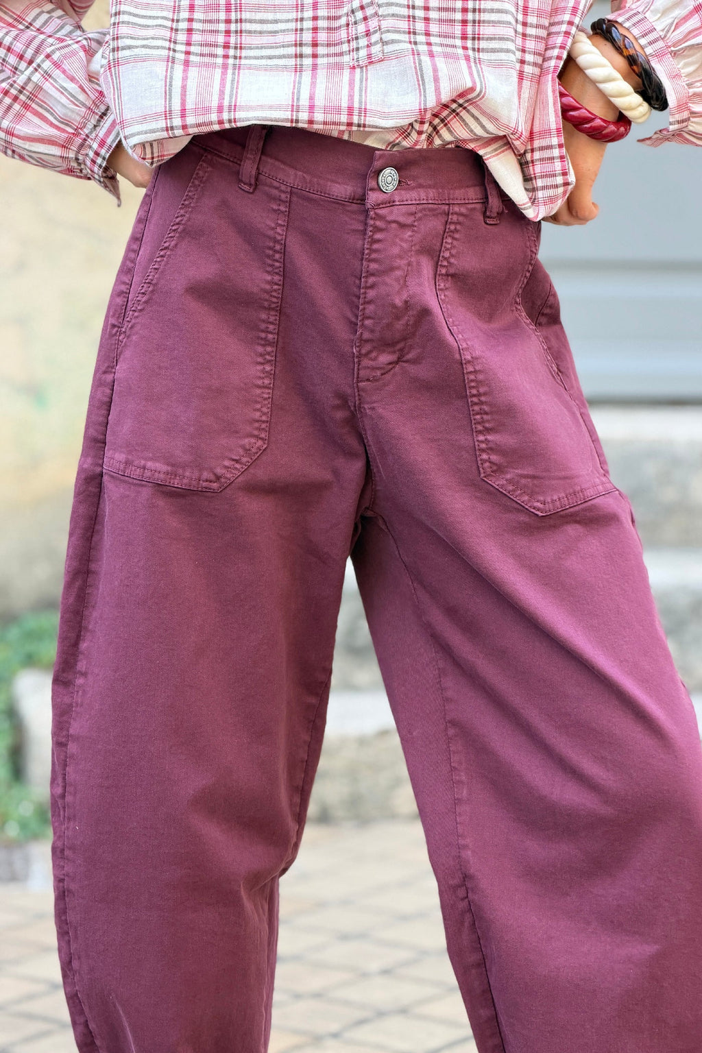 Pantalon stretch aubergine coupe barrel grandes poches