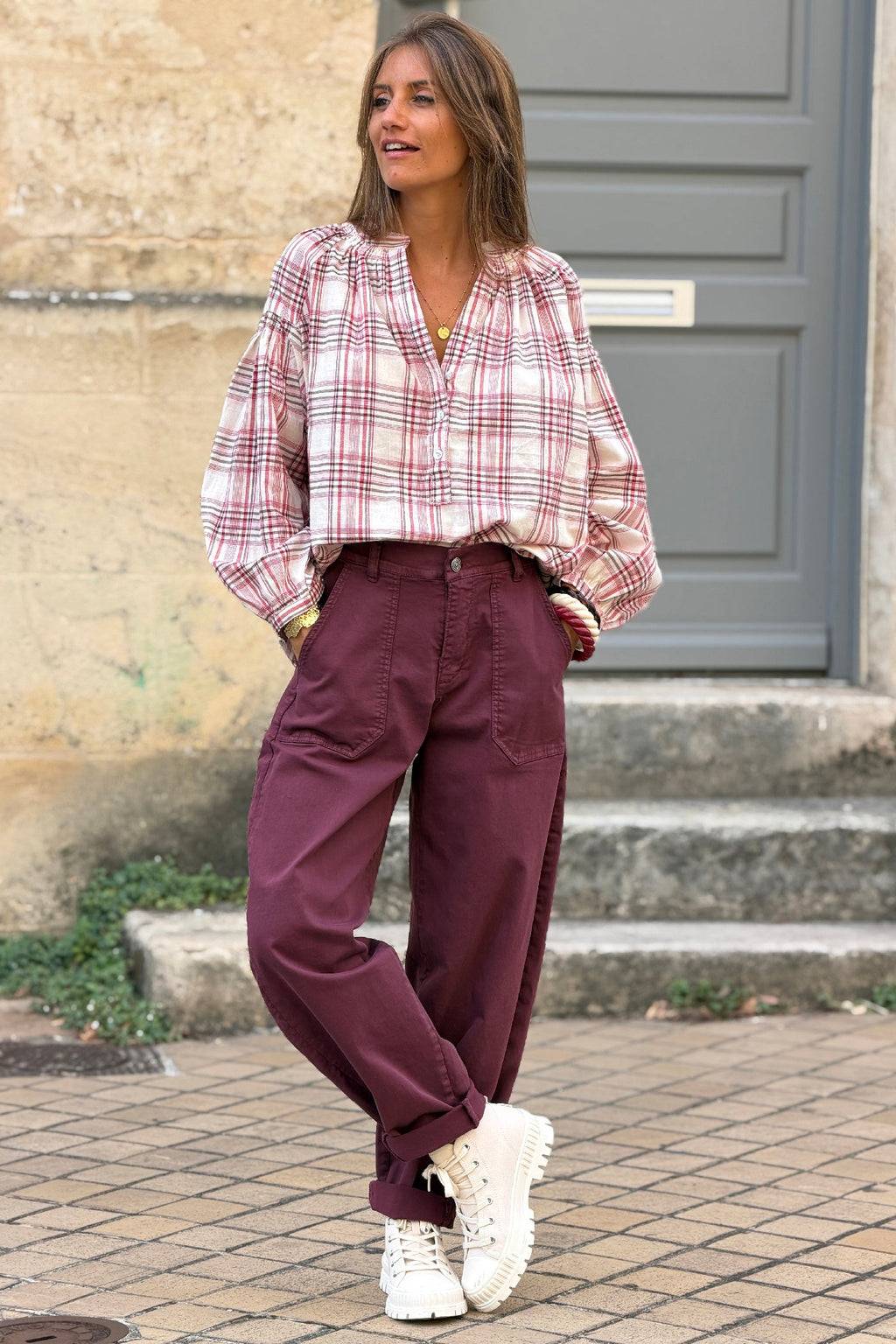 Pantalon stretch aubergine coupe barrel grandes poches