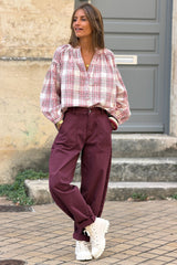 Pantalon stretch aubergine coupe barrel grandes poches