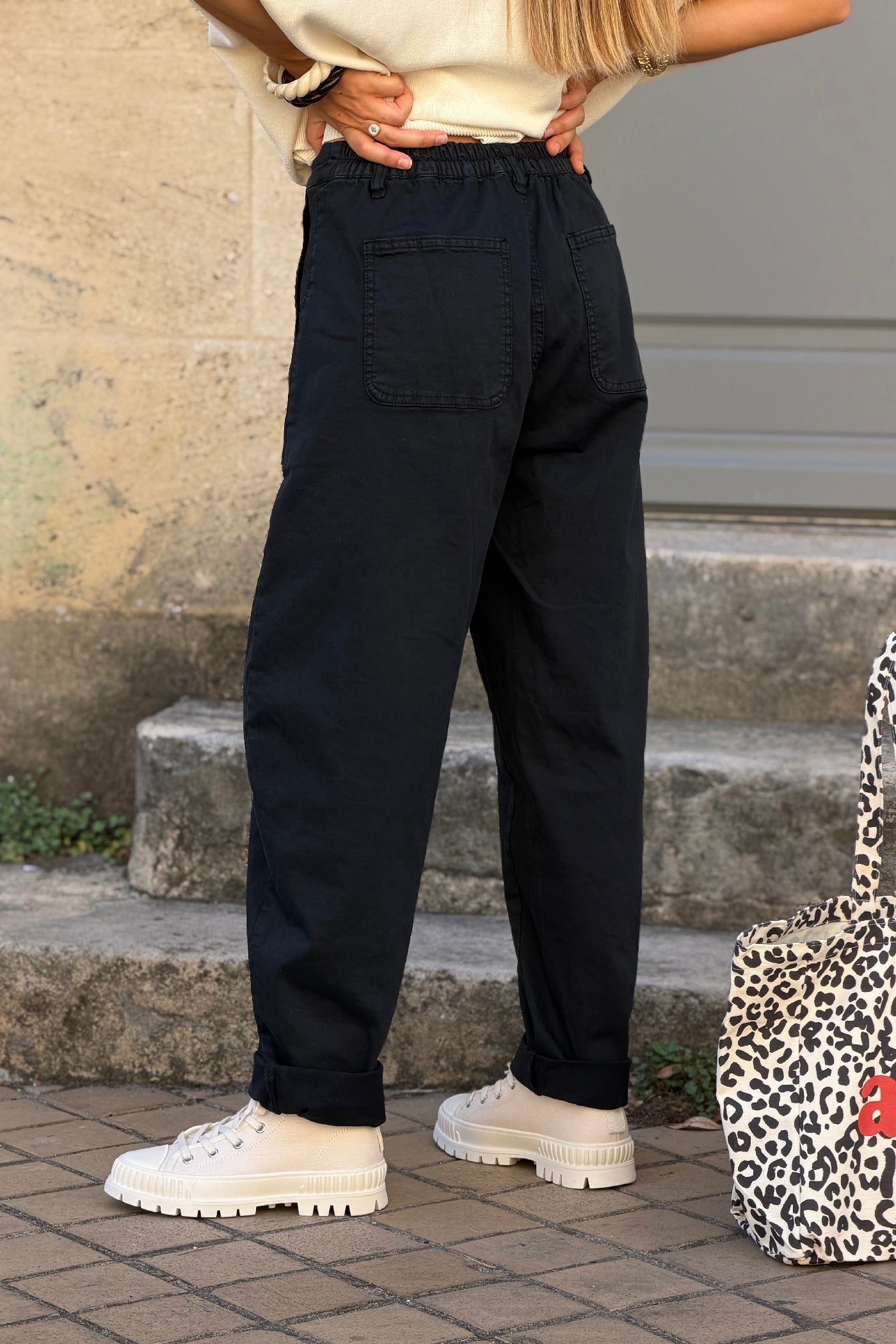 Pantalon stretch noir coupe barrel grandes poches