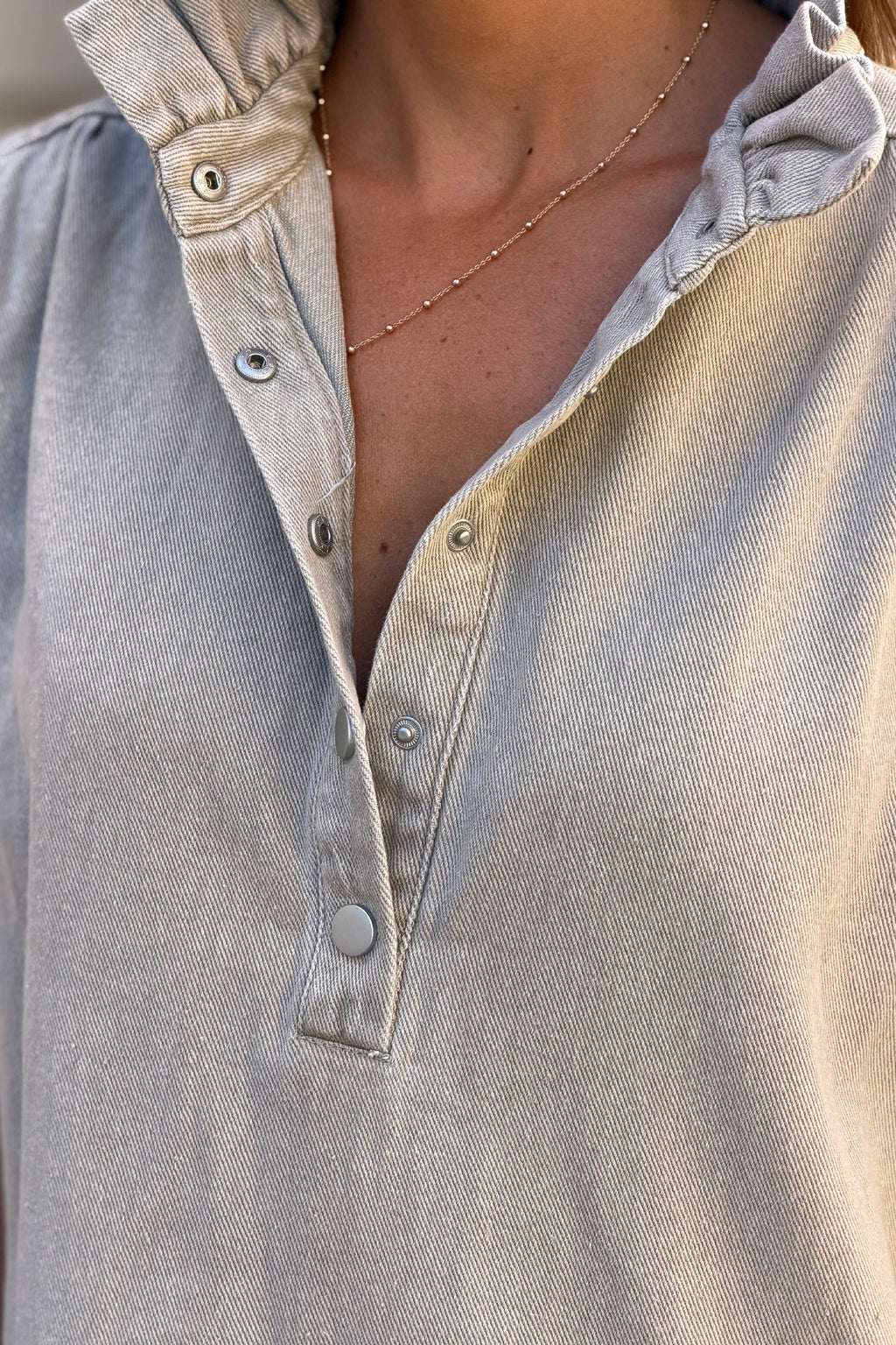 Robe en jean beige grège col victorien montant à boutons-pression