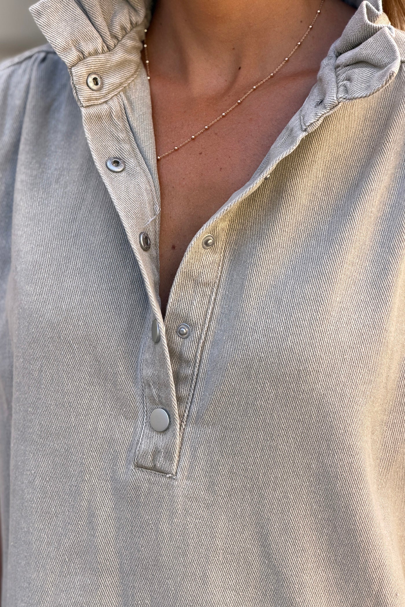 Robe en jean beige grège col victorien montant à boutons-pression