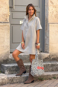 Robe en jean beige grège col victorien montant à boutons-pression