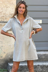 Robe en jean beige grège col victorien montant à boutons-pression