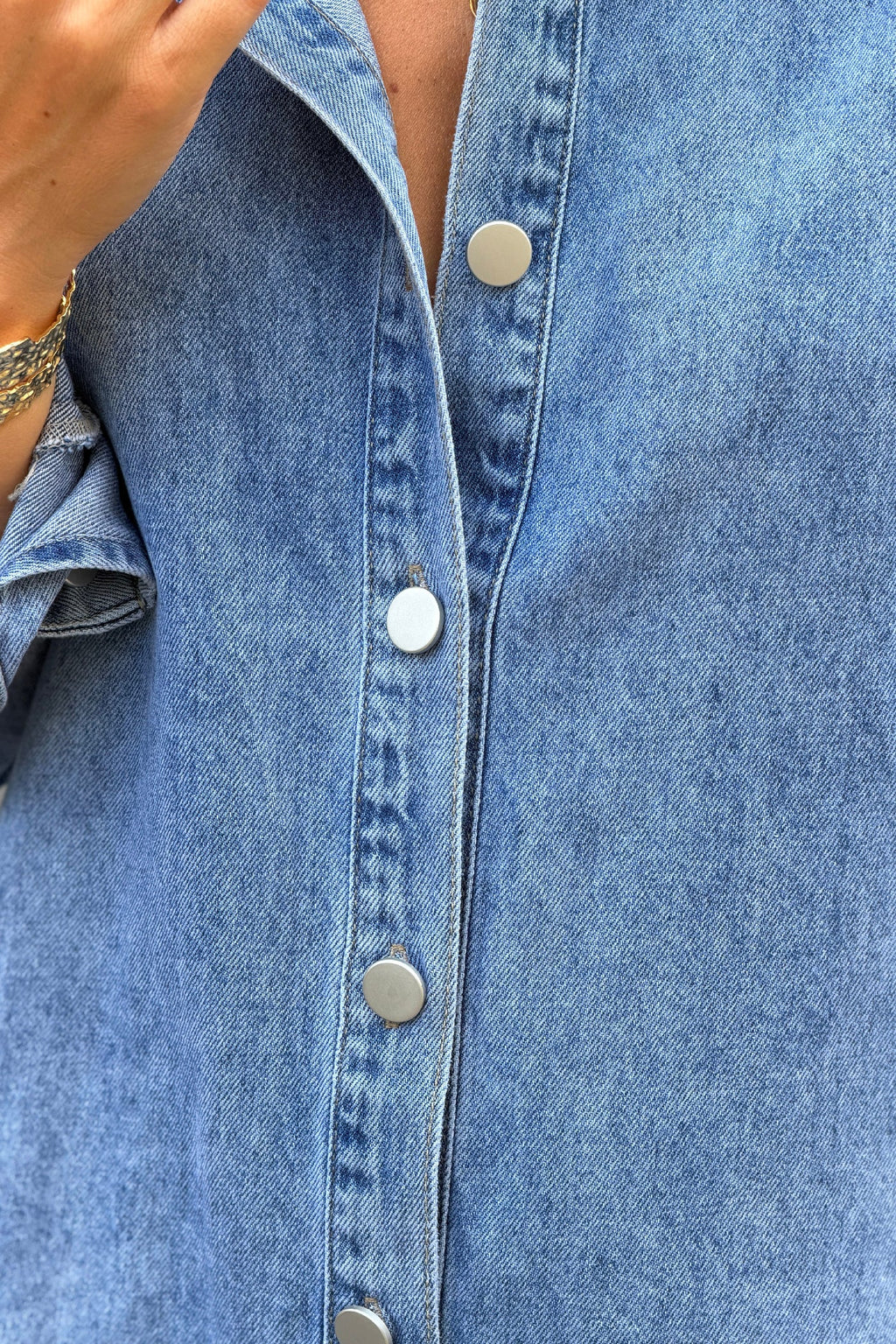 Robe en jean délavé à boutons col victorien montant