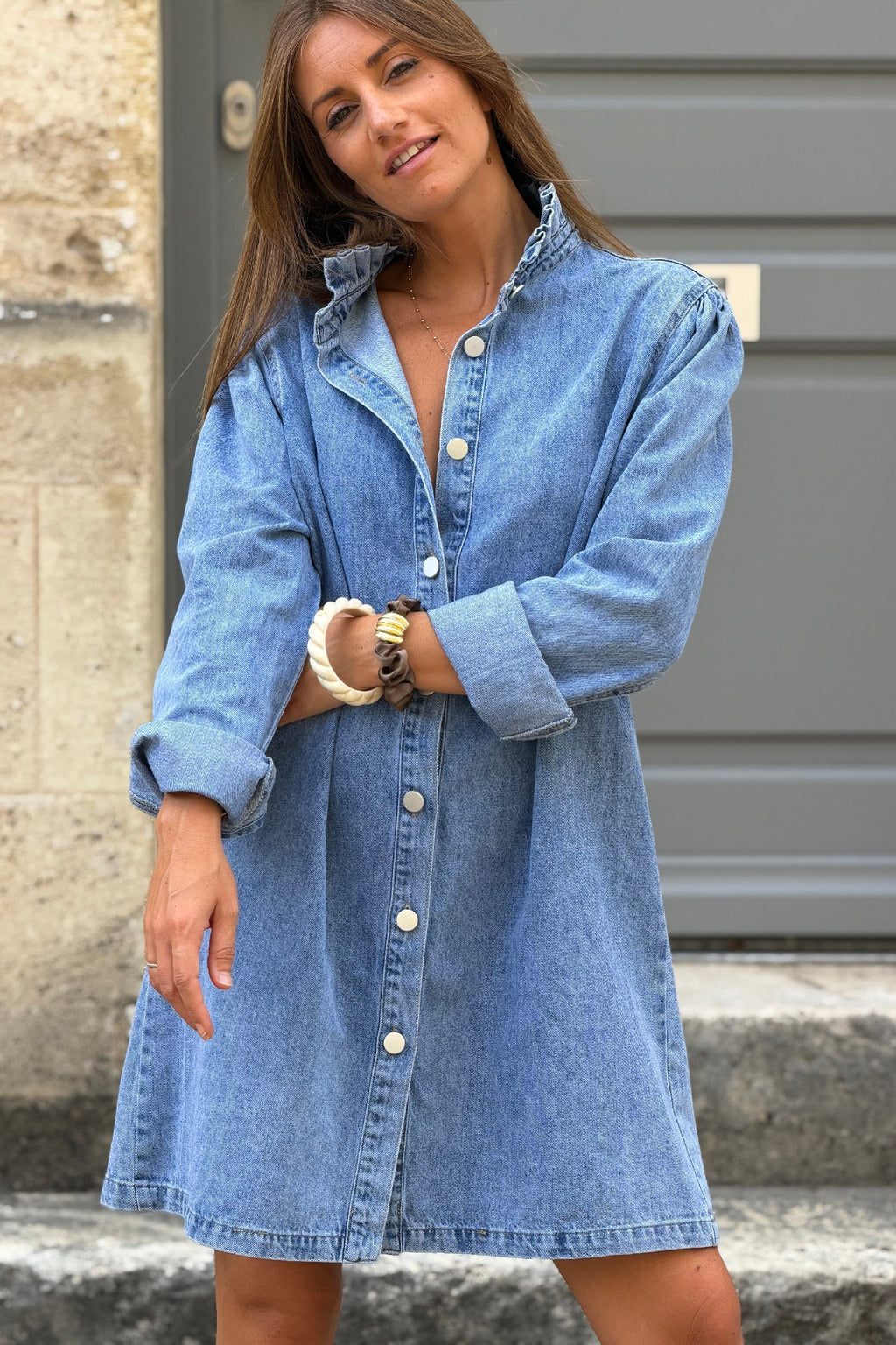 Robe en jean délavé à boutons col victorien montant