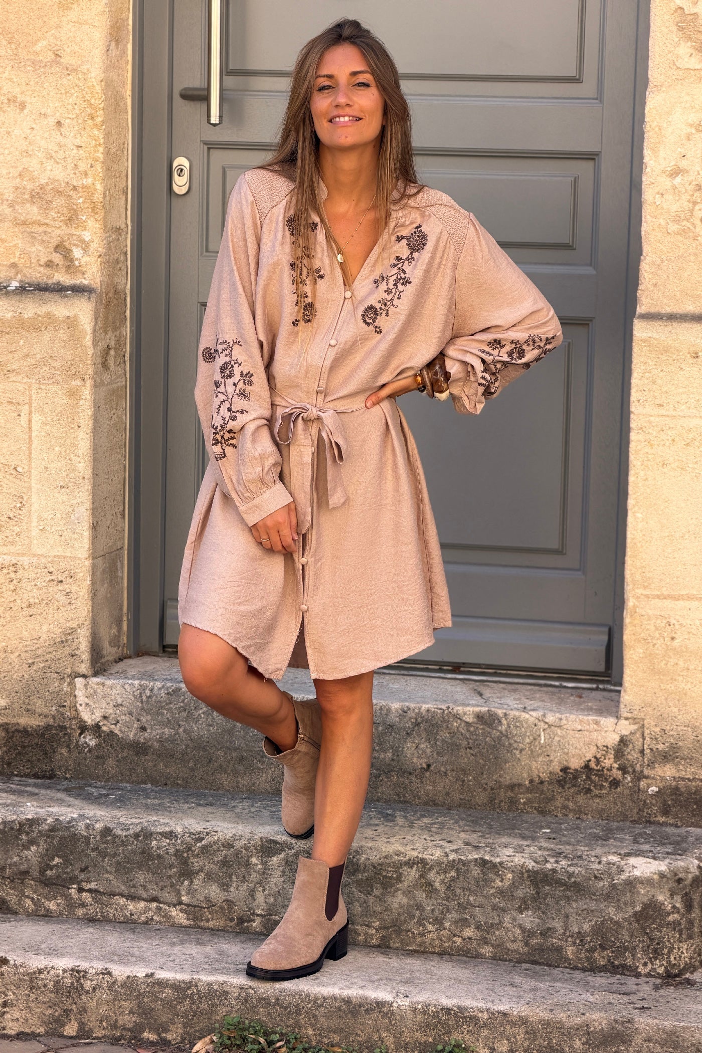 Robe fluide beige foncé avec broderie fleurs et petits boutons