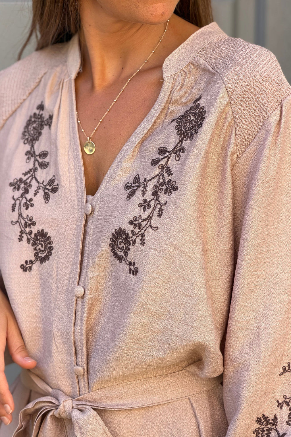 Robe fluide beige foncé avec broderie fleurs et petits boutons