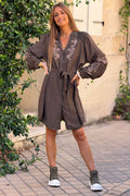 Robe fluide kaki avec broderie fleurs et petits boutons