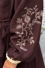 Robe fluide marron avec broderie fleurs et petits boutons