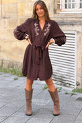 Robe fluide marron avec broderie fleurs et petits boutons